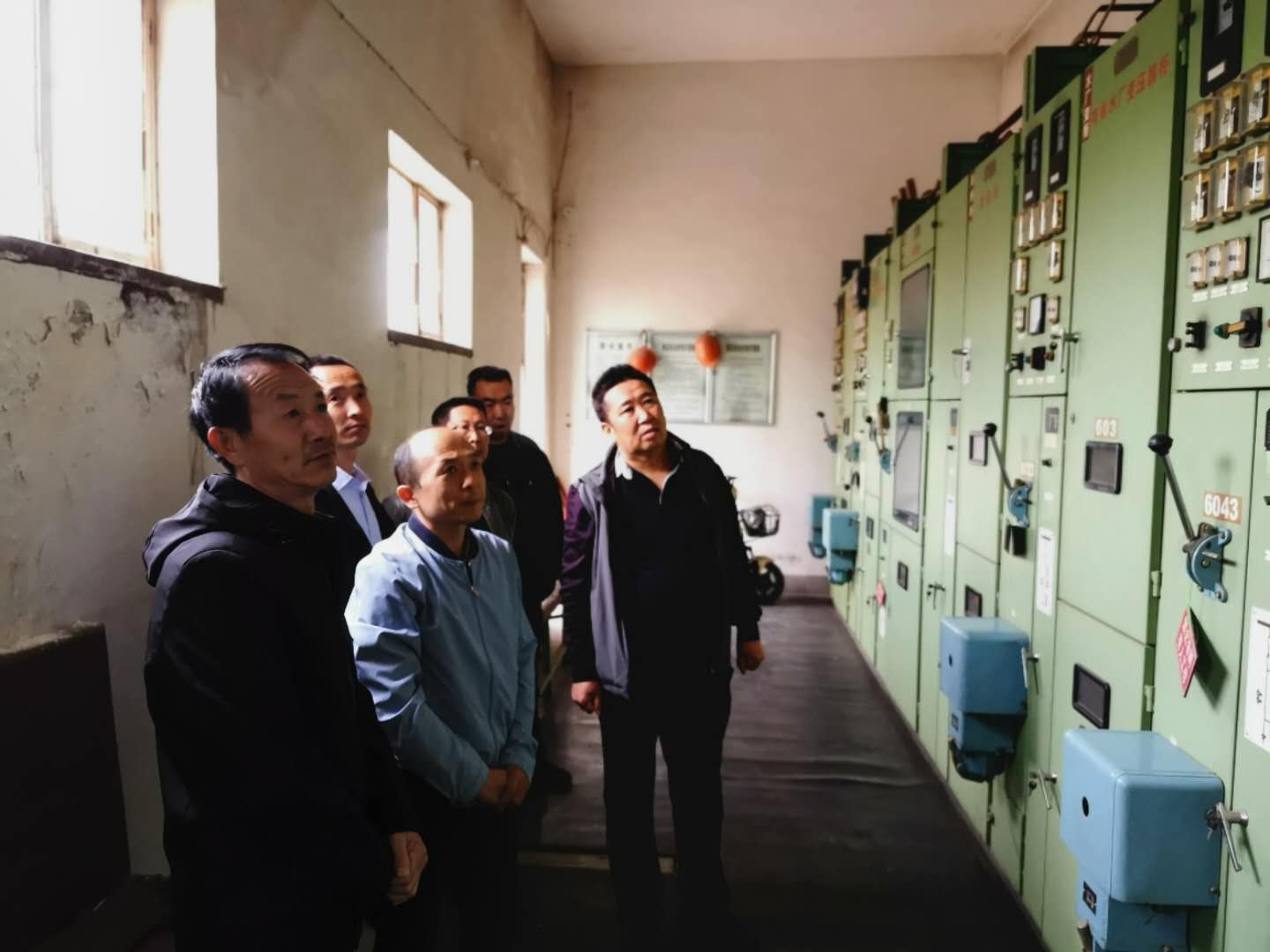公司總經(jīng)理王建人在供水、污水生產(chǎn)一線開展風(fēng)險隱患排查.jpg